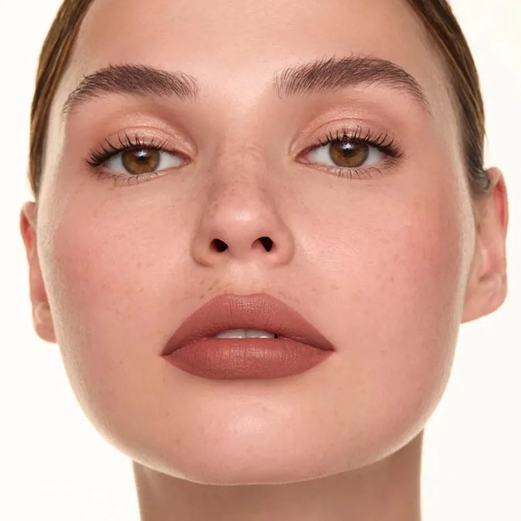 Ilgai iškiekantis lūpų pieštukas