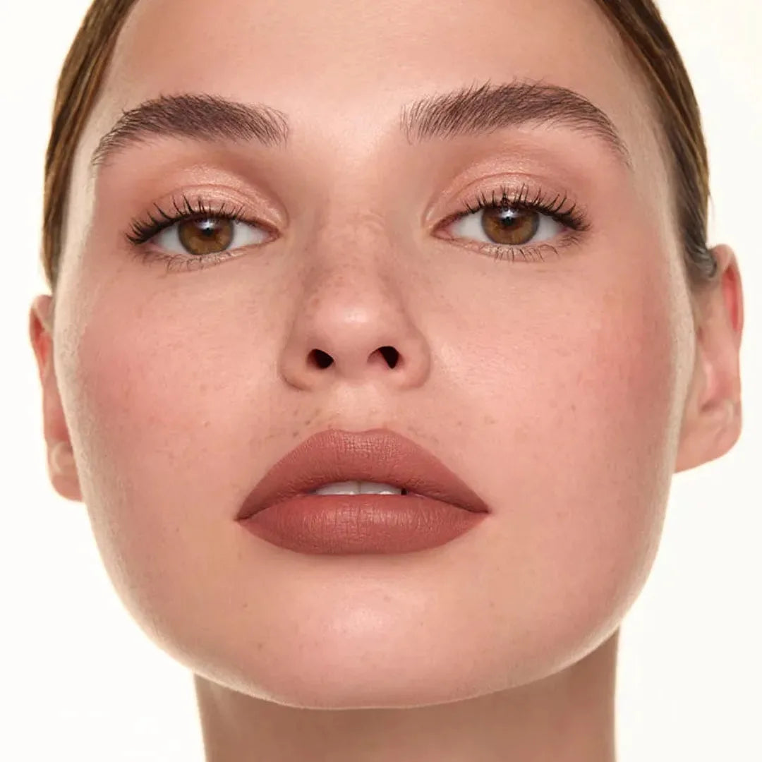 Ilgai iškiekantis lūpų pieštukas