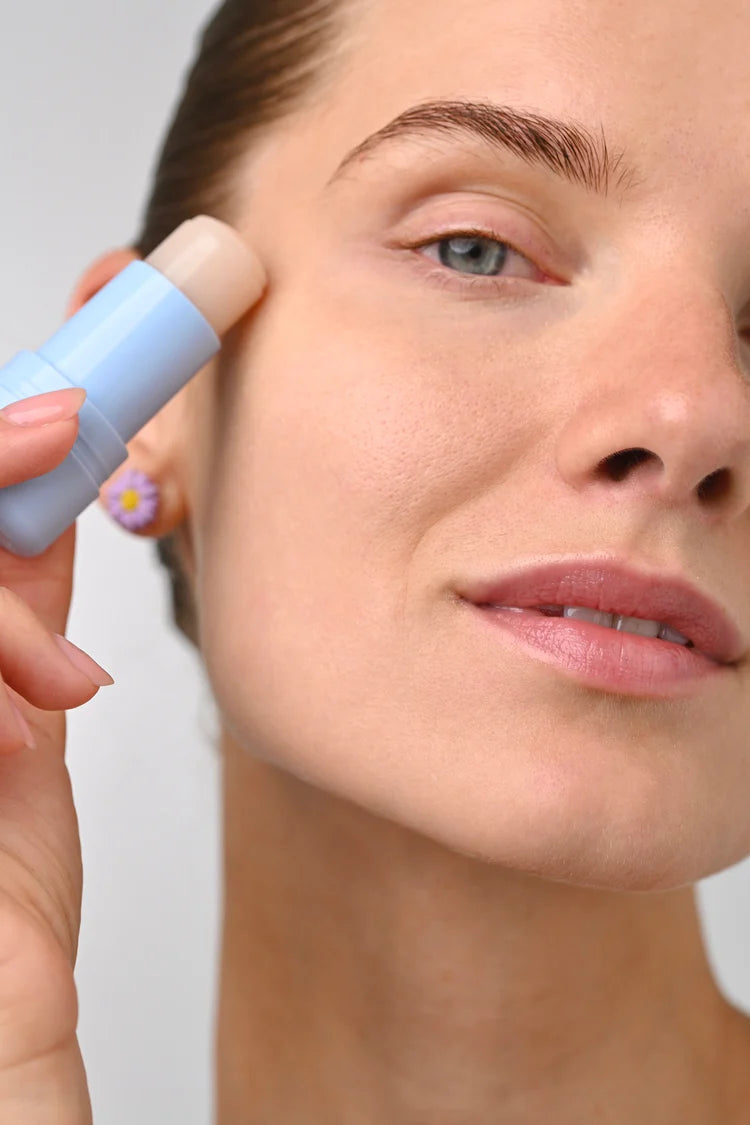 Paburkimą mažinantis paakių pieštukas "Eyecing Depuffing Eye Balm", 7 ml