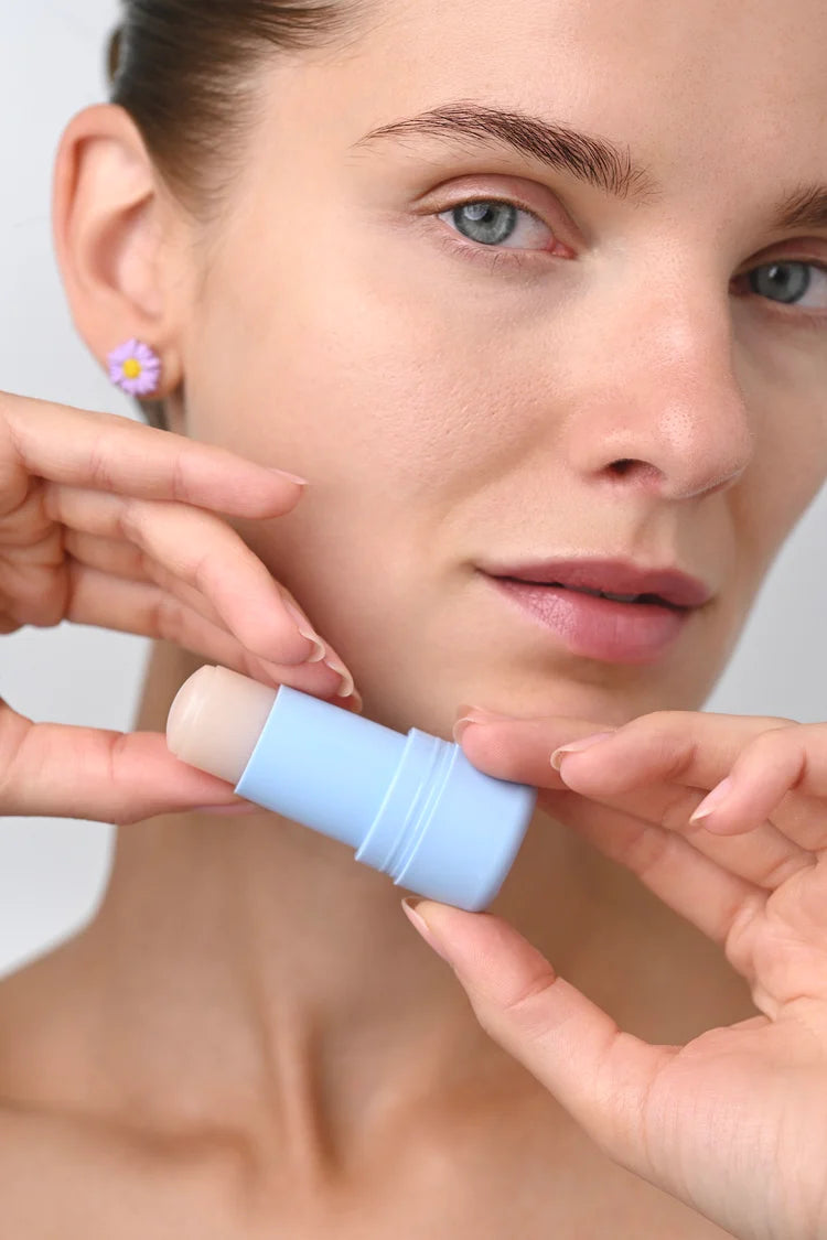 Paburkimą mažinantis paakių pieštukas "Eyecing Depuffing Eye Balm", 7 ml